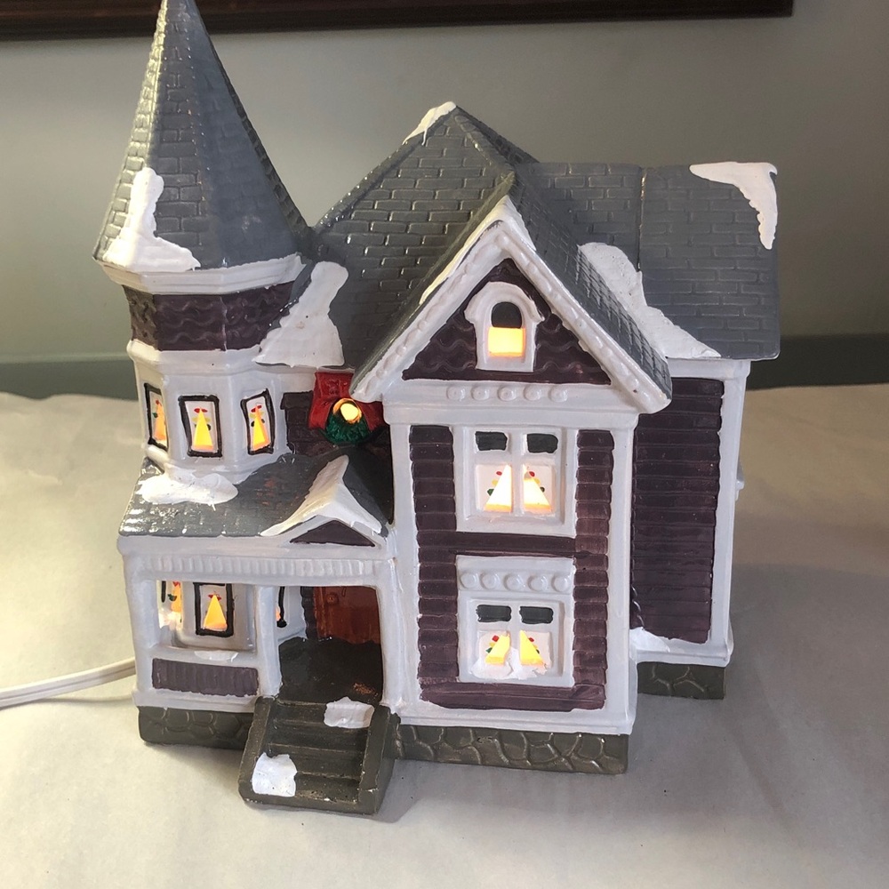 Dept. 56 Spruce House/ #50490. Snow Village collection